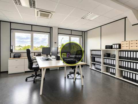 Ensemble de plusieurs bureaux, surface totale : +/- 230m²
