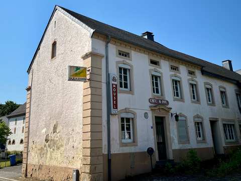 Ancien café à rénover/ façade à conserver